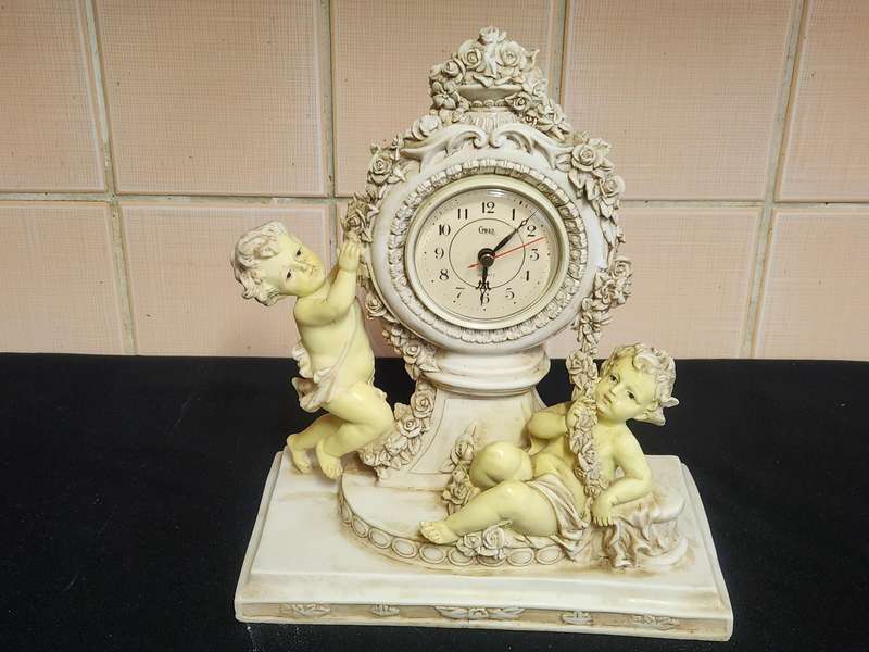BEAUTIFUL CROSA QUARTZ ORNATE ROCOCO STYLE CHERUB MANTEL CLOCK, WORKING