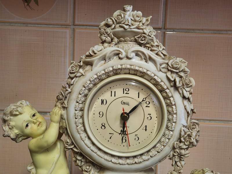 BEAUTIFUL CROSA QUARTZ ORNATE ROCOCO STYLE CHERUB MANTEL CLOCK, WORKING