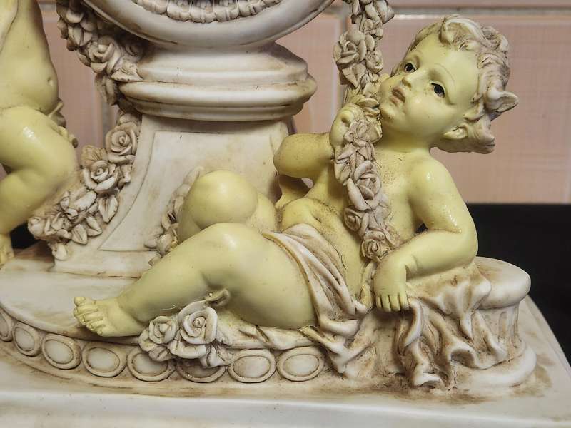 BEAUTIFUL CROSA QUARTZ ORNATE ROCOCO STYLE CHERUB MANTEL CLOCK, WORKING