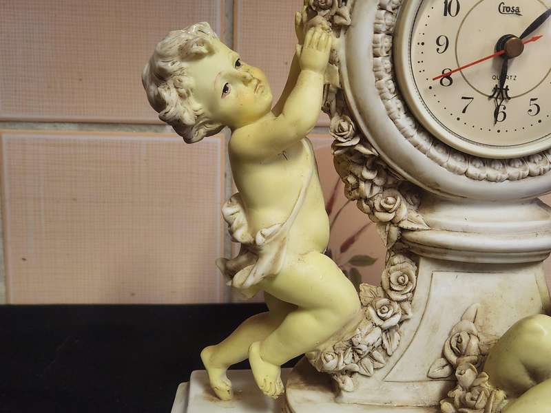 BEAUTIFUL CROSA QUARTZ ORNATE ROCOCO STYLE CHERUB MANTEL CLOCK, WORKING