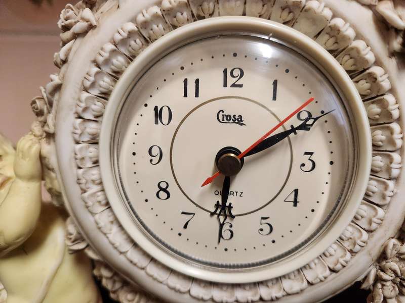 BEAUTIFUL CROSA QUARTZ ORNATE ROCOCO STYLE CHERUB MANTEL CLOCK, WORKING
