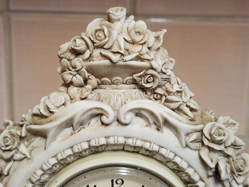 BEAUTIFUL CROSA QUARTZ ORNATE ROCOCO STYLE CHERUB MANTEL CLOCK, WORKING