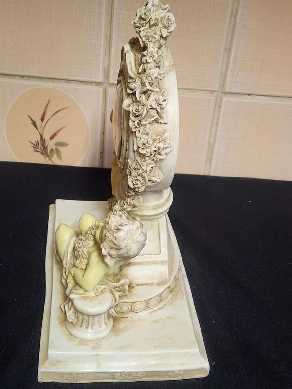 BEAUTIFUL CROSA QUARTZ ORNATE ROCOCO STYLE CHERUB MANTEL CLOCK, WORKING