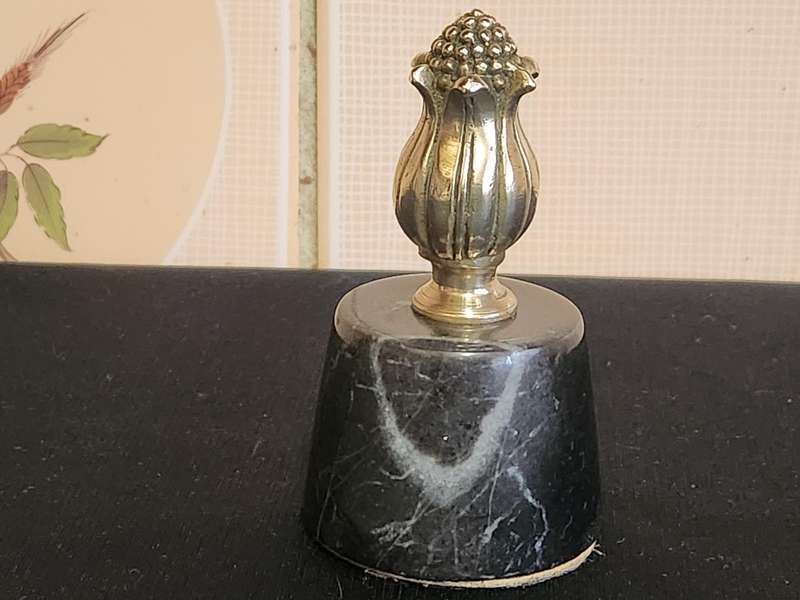 STUNNING ART DECO PAPERWEIGHT WITH A BRASS THISTLE ON SERPENTINE