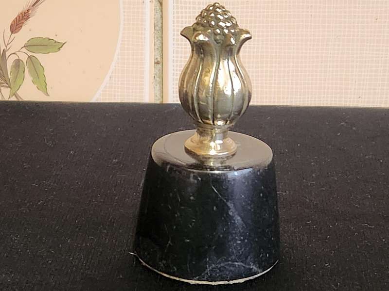 STUNNING ART DECO PAPERWEIGHT WITH A BRASS THISTLE ON SERPENTINE
