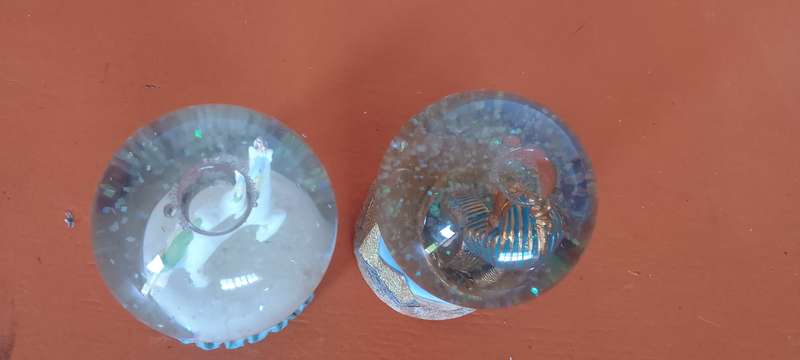 2 x SNOW Globes