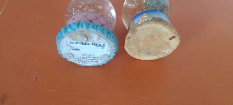 2 x SNOW Globes