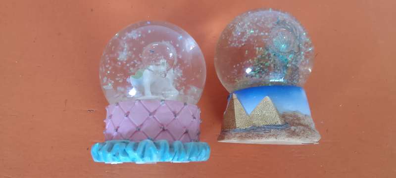2 x SNOW Globes
