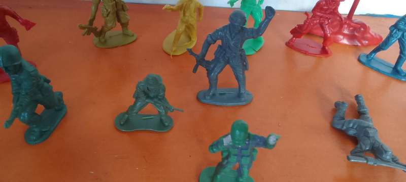 A  Collection Of Army and Cowboys Toys  - Plastic - 76