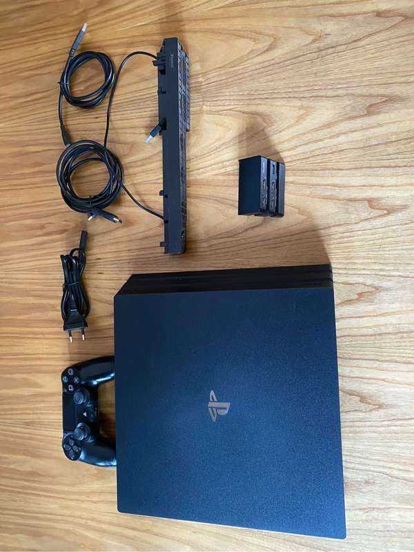 PS4 Pro 1Tb with 1 gen 2 dual shock 4 + cooling fan and usb expansion