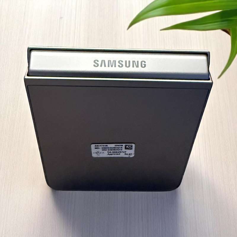Samsung Galaxy Z Flip 6 256GB silver shadow new condition