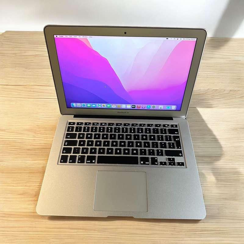 MACBOOK AIR 13 INCH 2017 CORE I5 8GB RAM 121GB SSD MINT LOW CYCLE COUNT