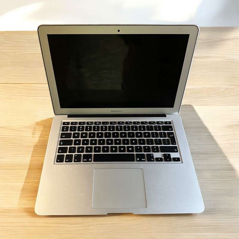 MACBOOK AIR 13 INCH 2017 CORE I5 8GB RAM 121GB SSD MINT LOW CYCLE COUNT