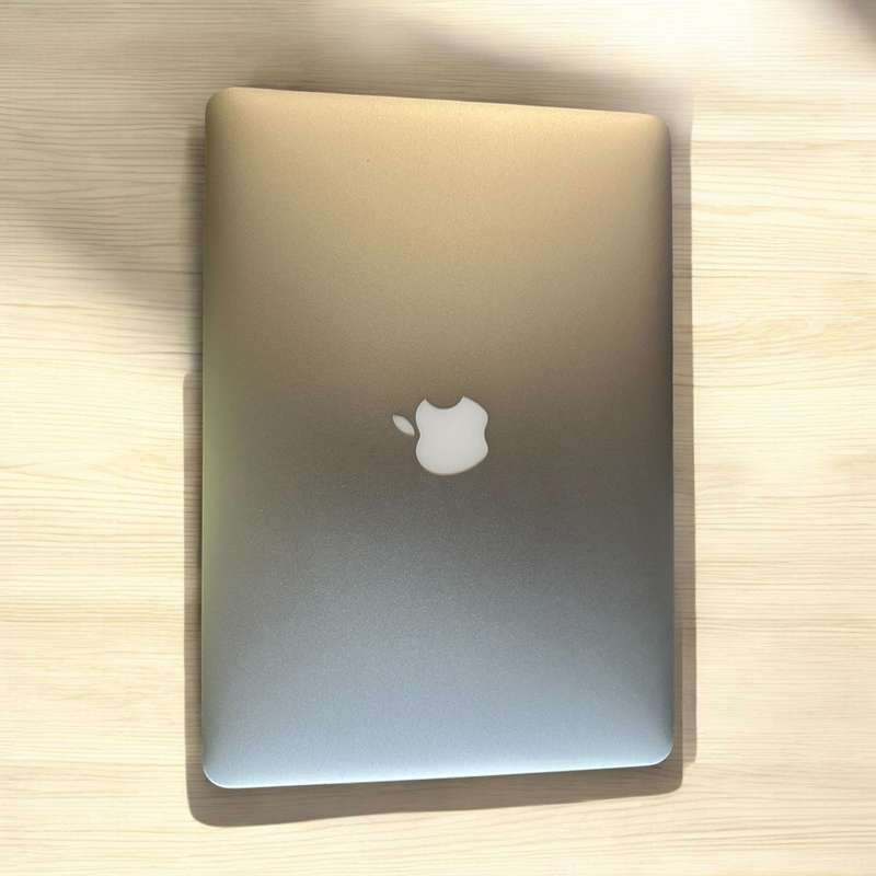MACBOOK AIR 13 INCH 2017 CORE I5 8GB RAM 121GB SSD MINT LOW CYCLE COUNT