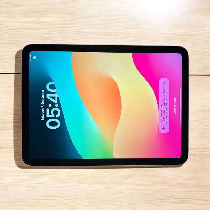 Ipad [10th Gen} WiFi-256GB Silver New Condition With Folio Case