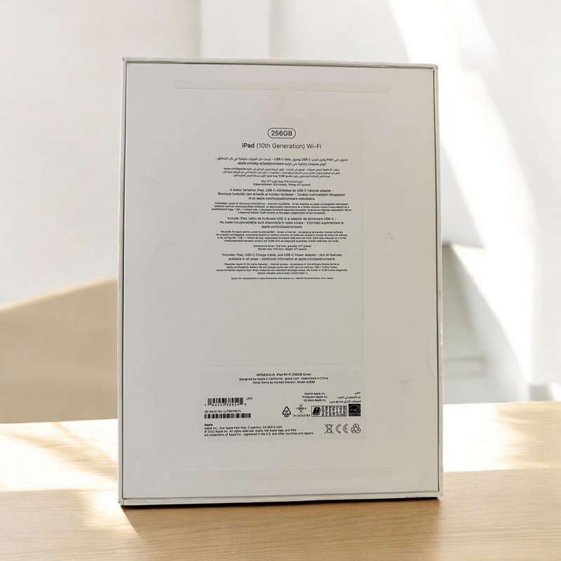 Ipad [10th Gen} WiFi-256GB Silver New Condition With Folio Case