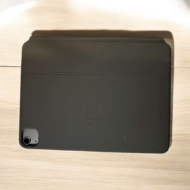 iPad Air 5th Gen 64GB (Wi-Fi A2588)   [M1]  MINT CONDITION WITH ORIGINAL APPLE SMART KEYBOARD FOLIO