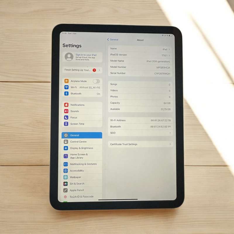 Ipad [10th Gen} WiFi-64GB Silver Mint Condition