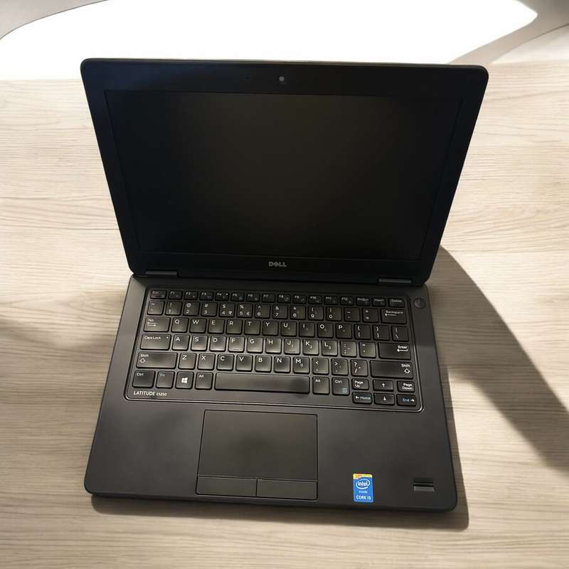 DELL  E5250 12.5'' 8GB RAM 500HDD  NEW BATTERY MINT CONDITION