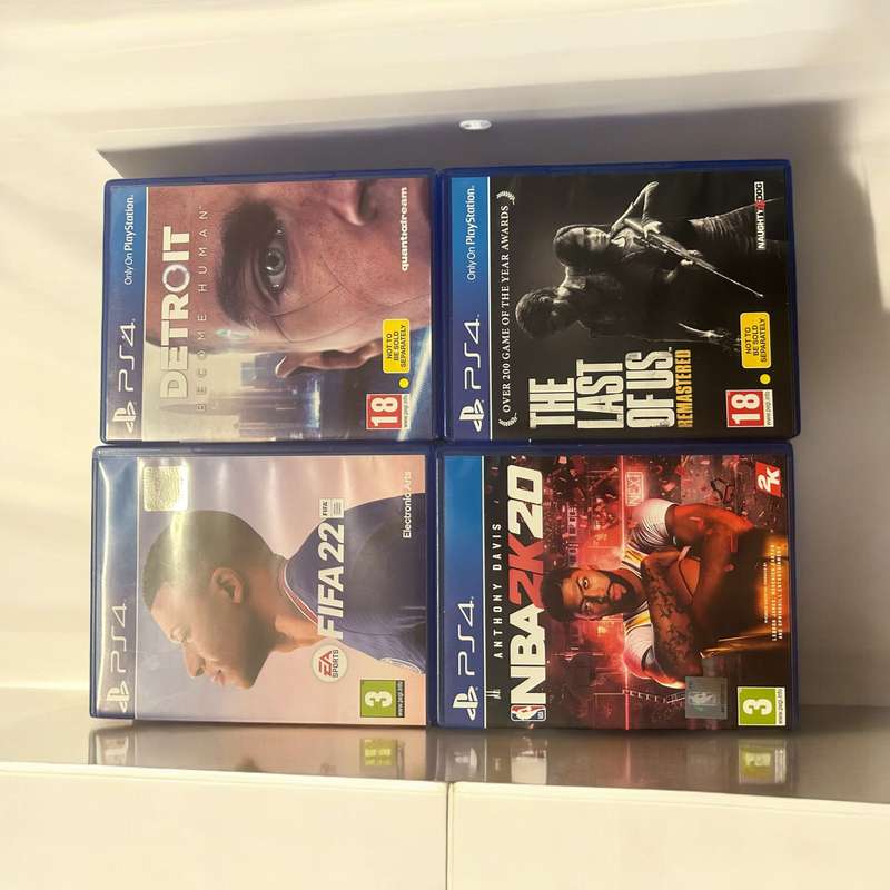 PLAYSTAION 4 SLIM 500GB 2 CONTROLLERS 5 GAMES