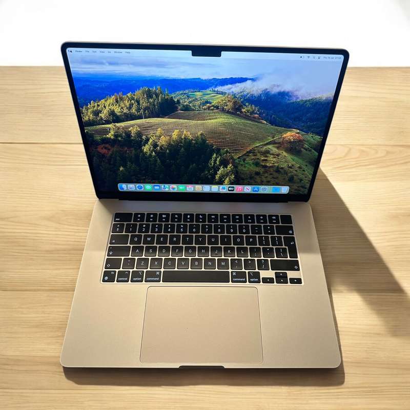 Apple MacBook Air 15 M3 8 Core CPU and 10 Core GPU 256GB SSD New Condition Low Cycle Count