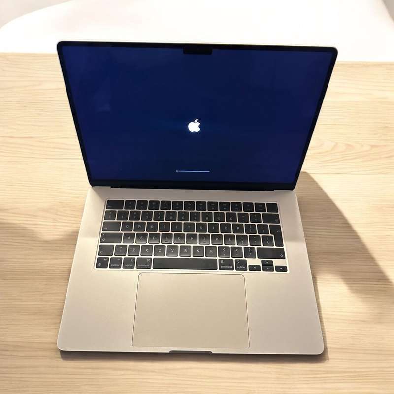 Apple MacBook Air 15 M3 8 Core CPU and 10 Core GPU 256GB SSD New Condition Low Cycle Count