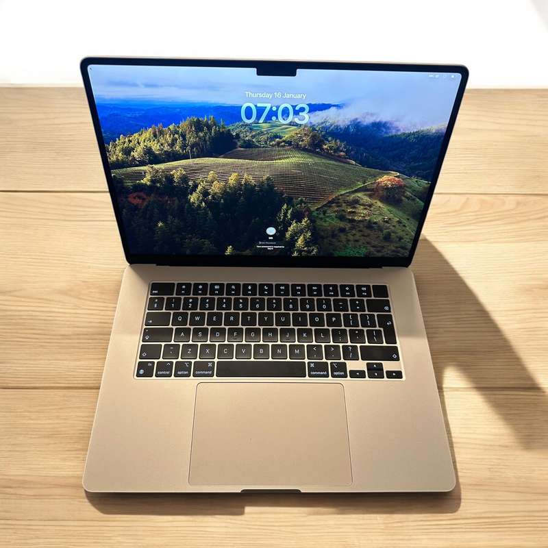 Apple MacBook Air 15 M3 8 Core CPU and 10 Core GPU 256GB SSD New Condition Low Cycle Count