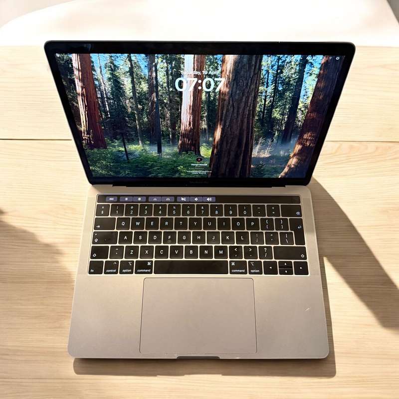 Macbook  Pro 2019 Touch  Bar 8gb ram 250gbssd