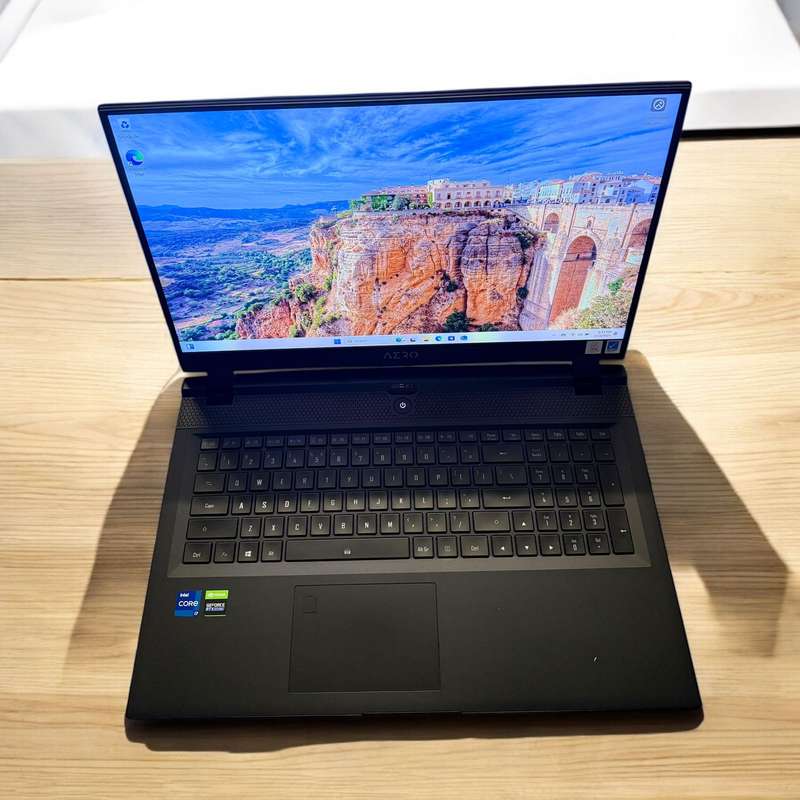 Gigabyte Aero 17 Hdr xd 17.3 4K 60Hz Hdr Intel Core i7-11800H RTX 3070  40gb ram 1tbssd