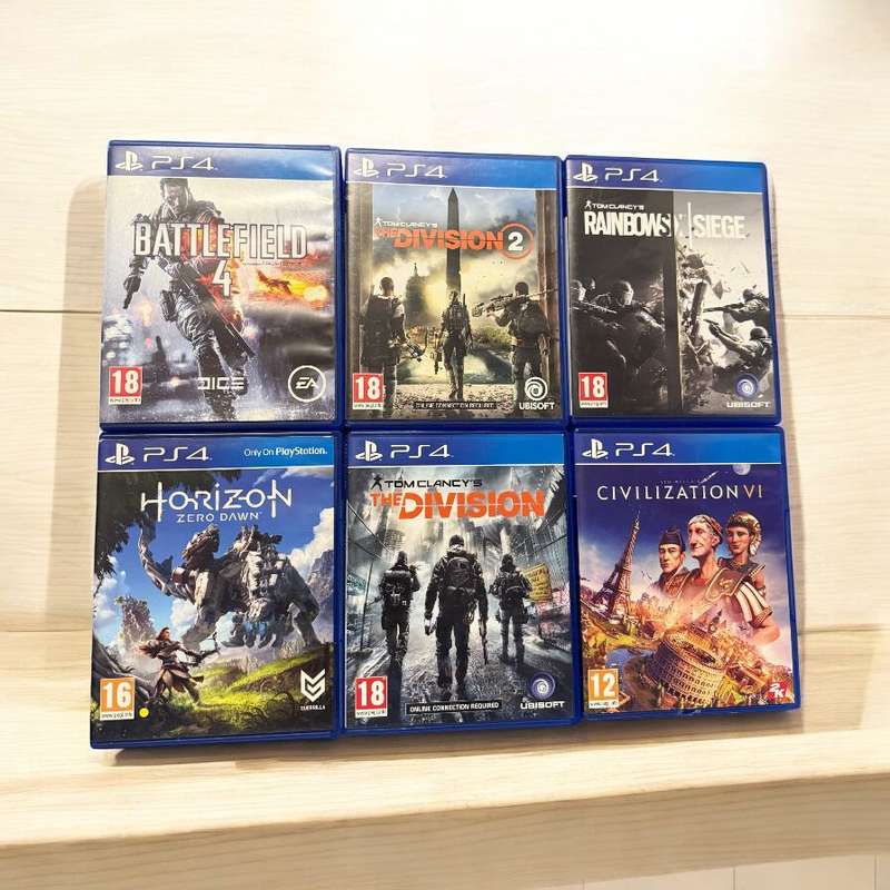 PlayStation 4 500gb 2 controllers and 10 games