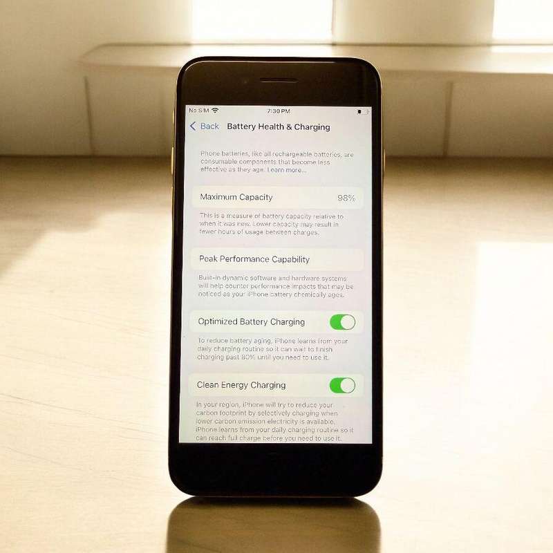 I Phone Se 3rd Gen 64Gb 98% Batt Health Mint Condition