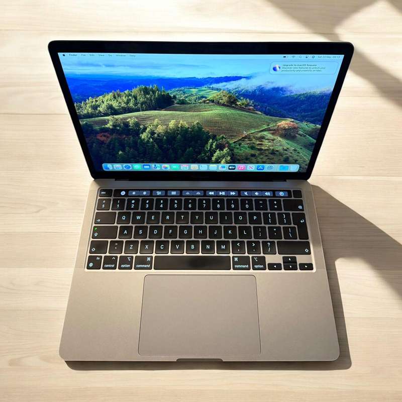 2020 Apple MacBook Pro 13 inch M1 8Core CPU 8 Core GPU Touch Bar 8GB Unified RAM 256GB SSD mint