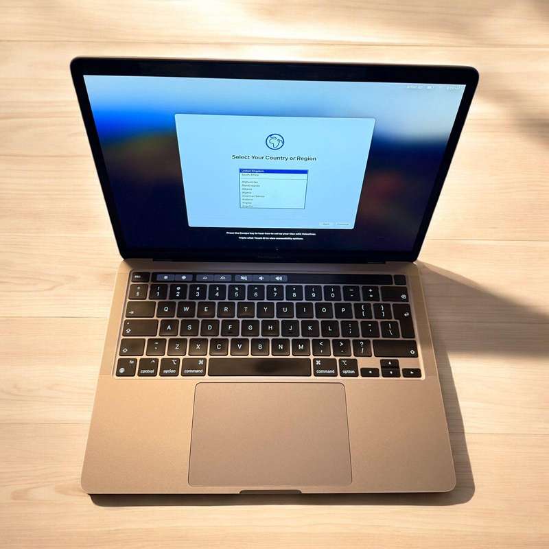 2020 Apple MacBook Pro 13 inch M1 8Core CPU 8 Core GPU Touch Bar 8GB Unified RAM 256GB SSD mint