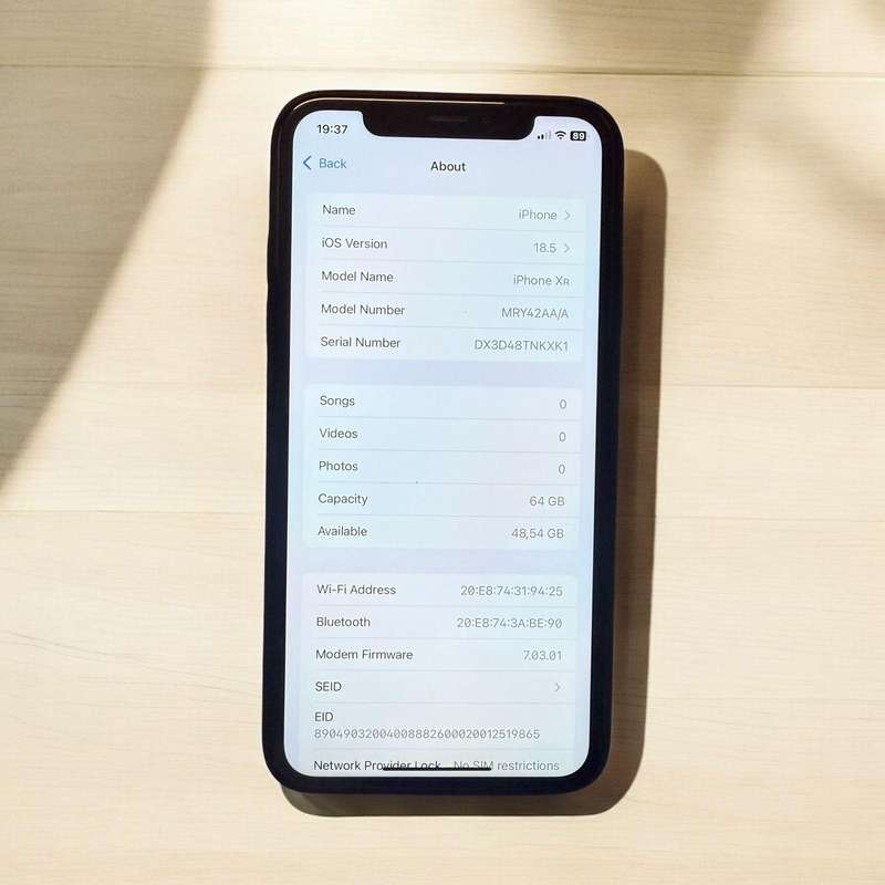 I phone xr 64gb 85% batt health