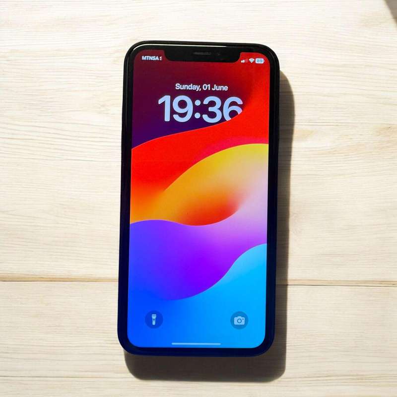 I phone xr 64gb 85% batt health