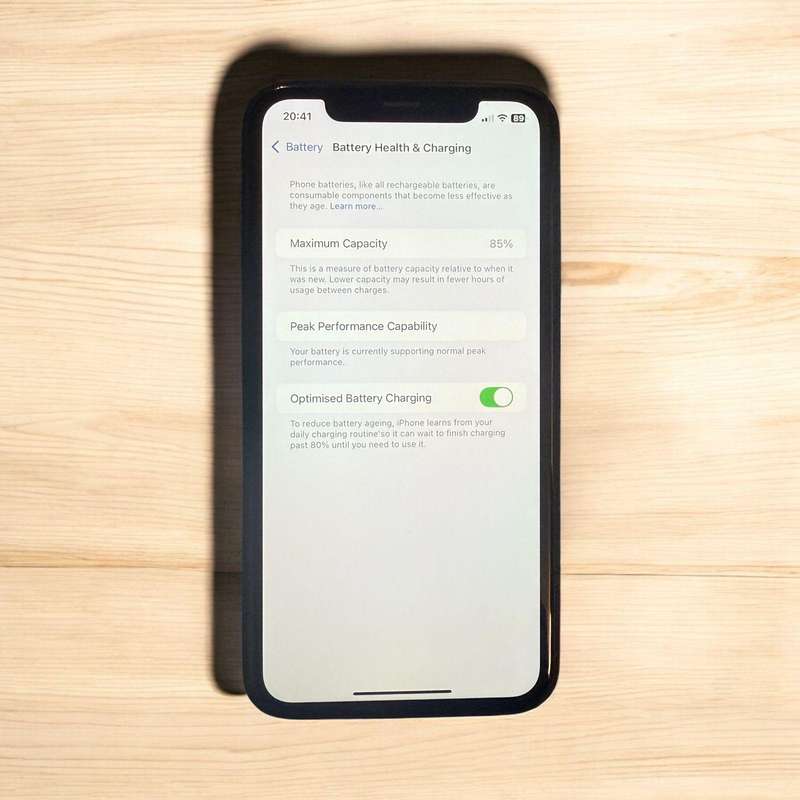 I phone xr 64gb 85% batt health