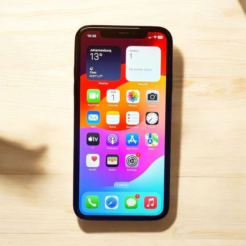 I phone xr 64gb 85% batt health