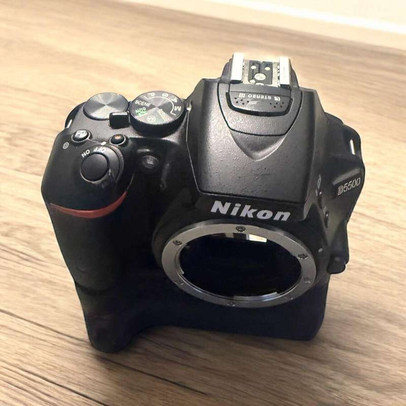 Nikon D5500 DSLR camera with 18-105mm Lens mint condition.