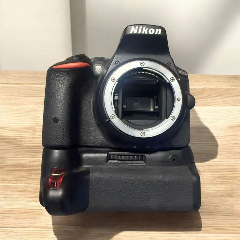 Nikon D5500 DSLR camera with 18-105mm Lens mint condition.