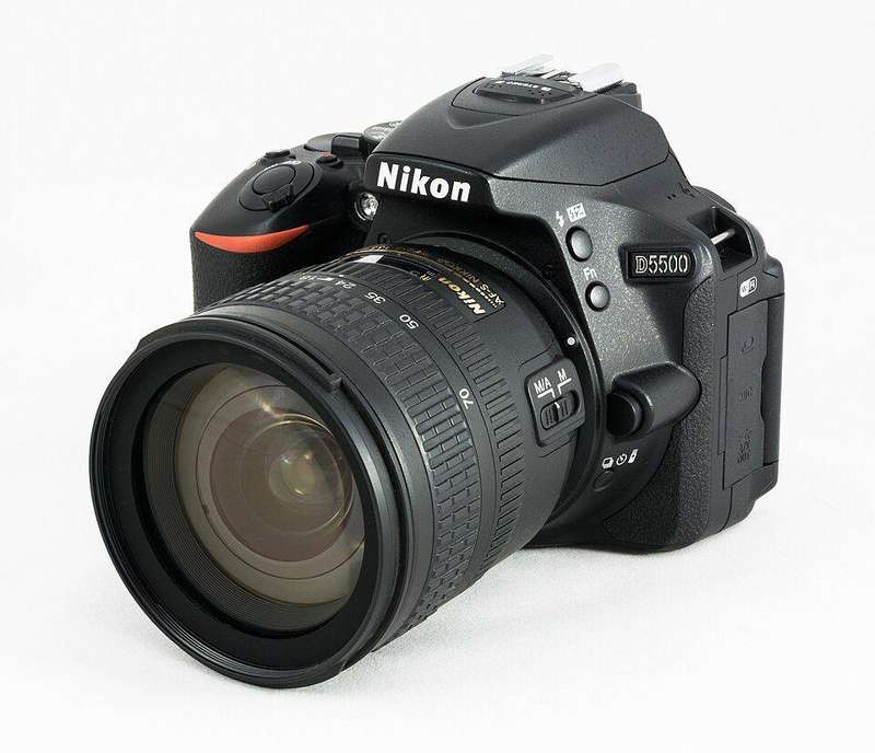 Nikon D5500 DSLR camera with 18-105mm Lens mint condition.