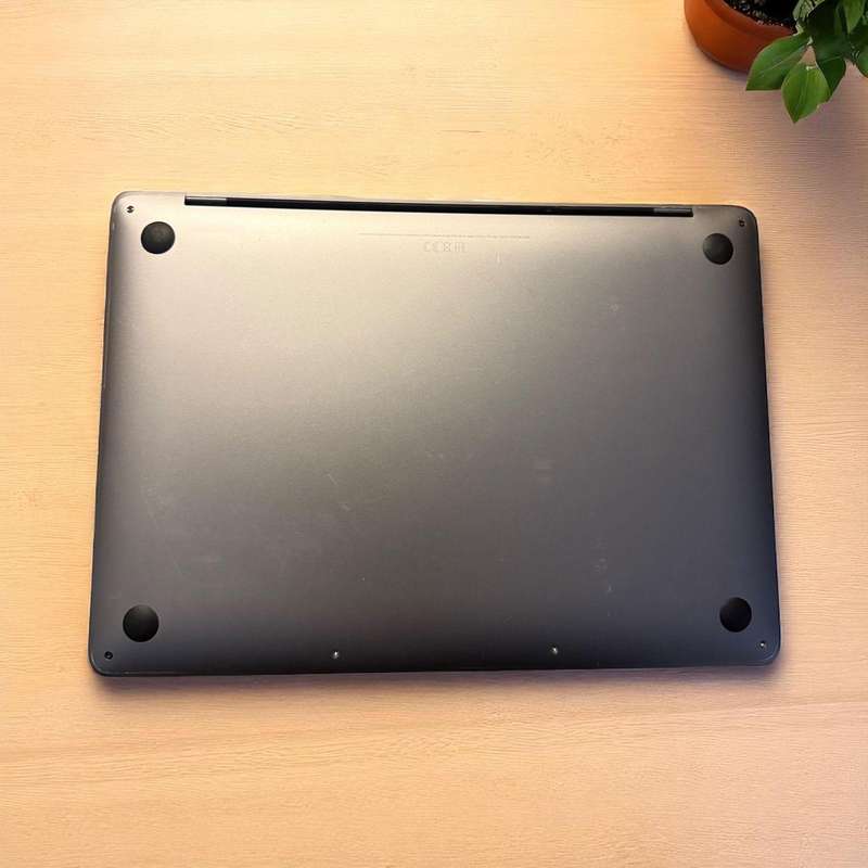2020 Apple MacBook Pro 13 inch M1 8Core CPU 8 Core GPU Touch Bar 16GB Unified RAM 512gb ssd