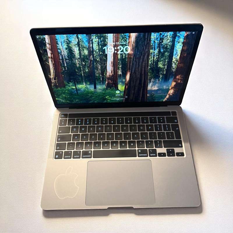 2020 Apple MacBook Pro 13 inch M1 8Core CPU 8 Core GPU Touch Bar 16GB Unified RAM 512gb ssd