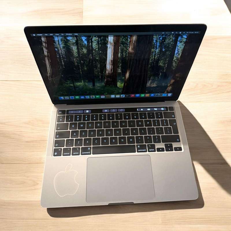 2020 Apple MacBook Pro 13 inch M1 8Core CPU 8 Core GPU Touch Bar 16GB Unified RAM 512gb ssd