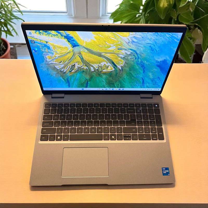 Dell Latitude 5520 Intel Iris Xe Graphics i5, 11th Gen  8GB 256GBssd new battery.