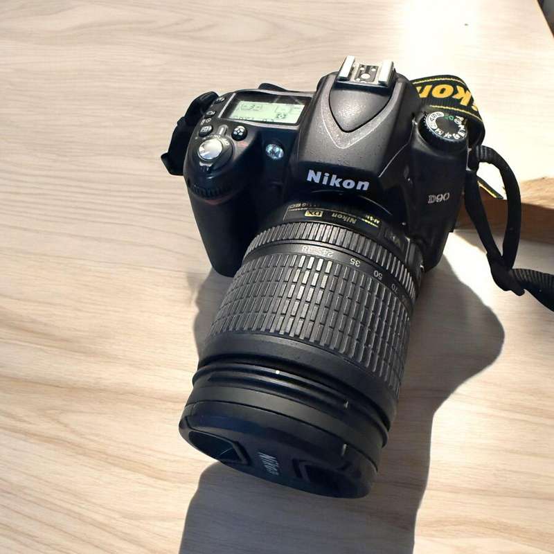 Nikon d90 with 18-105mm lense and flash