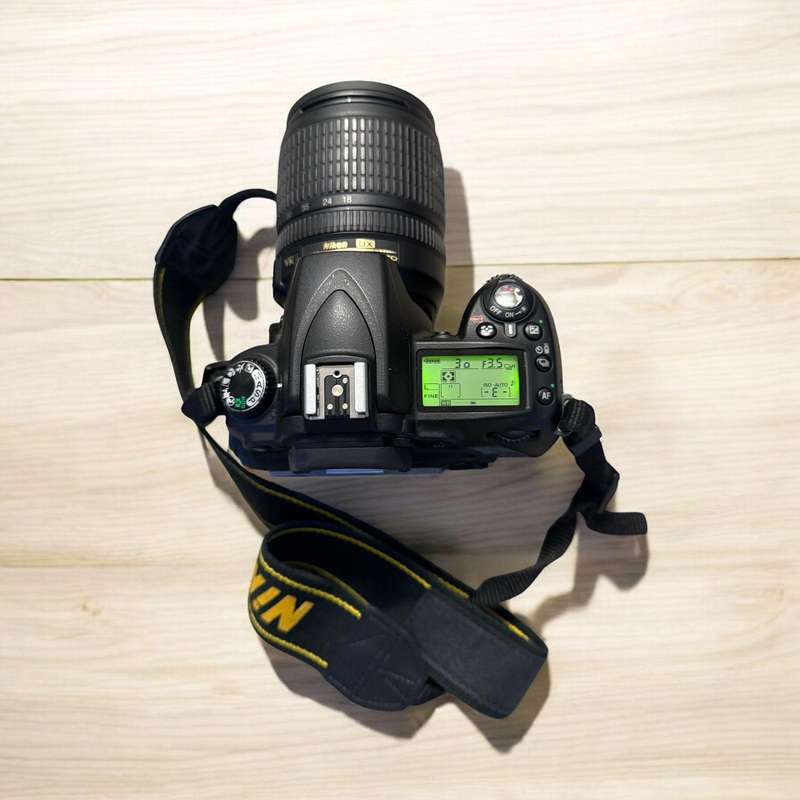 Nikon d90 with 18-105mm lense and flash