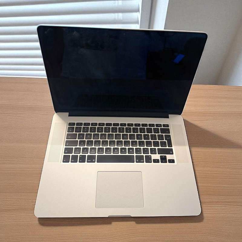 Apple MacBook Pro Retina 15` mid 2015, Intel i7 Quad Core@2.2GHz, 16GB RAM, 251GB ssd