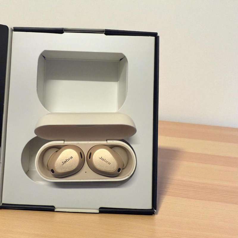 Jabra Elite 10 Wireless Earbuds with Charging Case Cream 100-99280901-99 new condition
