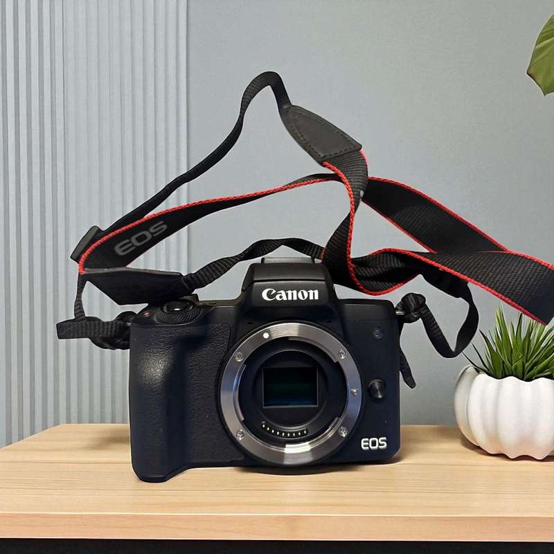 Canon eos m50 ef- m15-45 is stm   Mirrorless 4K Camera Mint  As New
