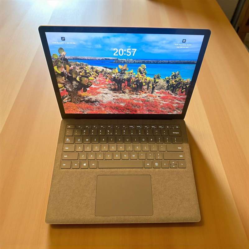 Microsoft  Surface   Laptop 4 touch  I5 11th gen 8gb ram 256gb ssd Intel Iris [R] Xe Graphics  mint
